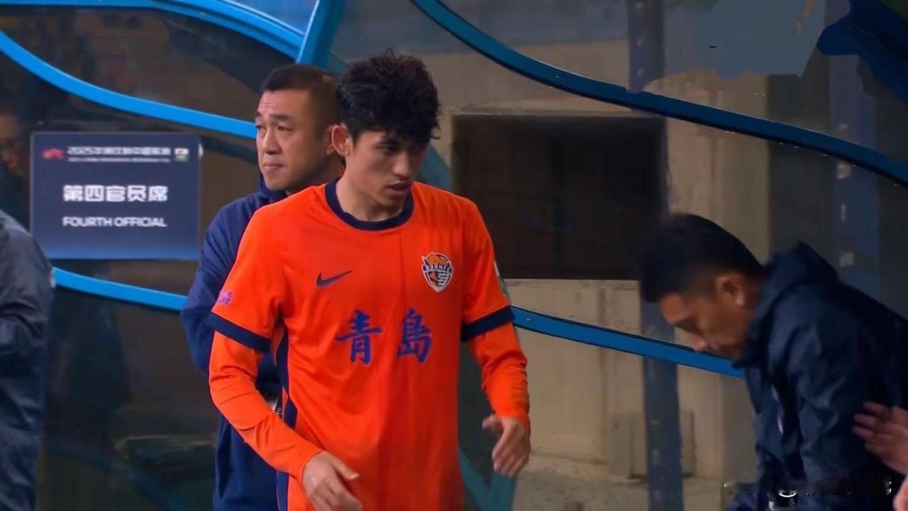 青岛海牛队惊险保级，中甲水平呆在中超也难为了李霄鹏！

重返冲超之后的三个赛季，