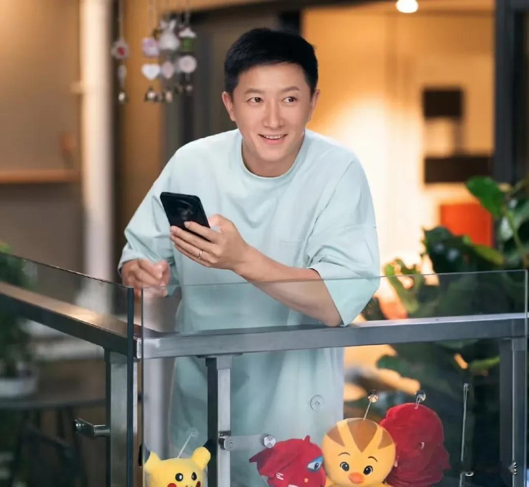 韩庚，绽放的开心，多了一种不一样的感觉，看起来整个人很松弛，舒适。当年他当火炬手