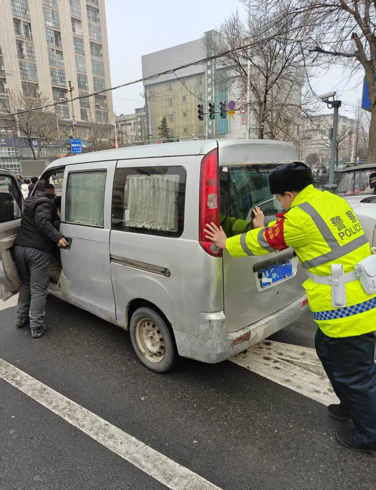 车辆突发故障请及时移至安全区域，出行前提前检查车况，共护道路畅通。1月30日，荥