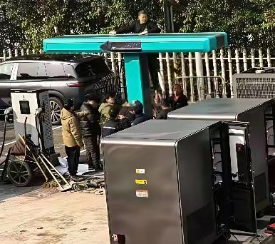 比亚迪这个T型充电桩看来得向特斯拉交专利费了！[捂脸]