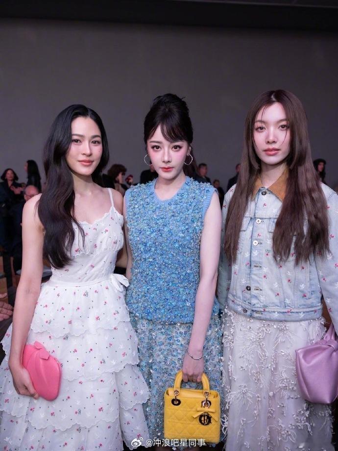 迪丽热巴邝玲玲orm秀场合照迪丽热巴邝玲玲orm同框合照 ​​​三位同框对我眼睛