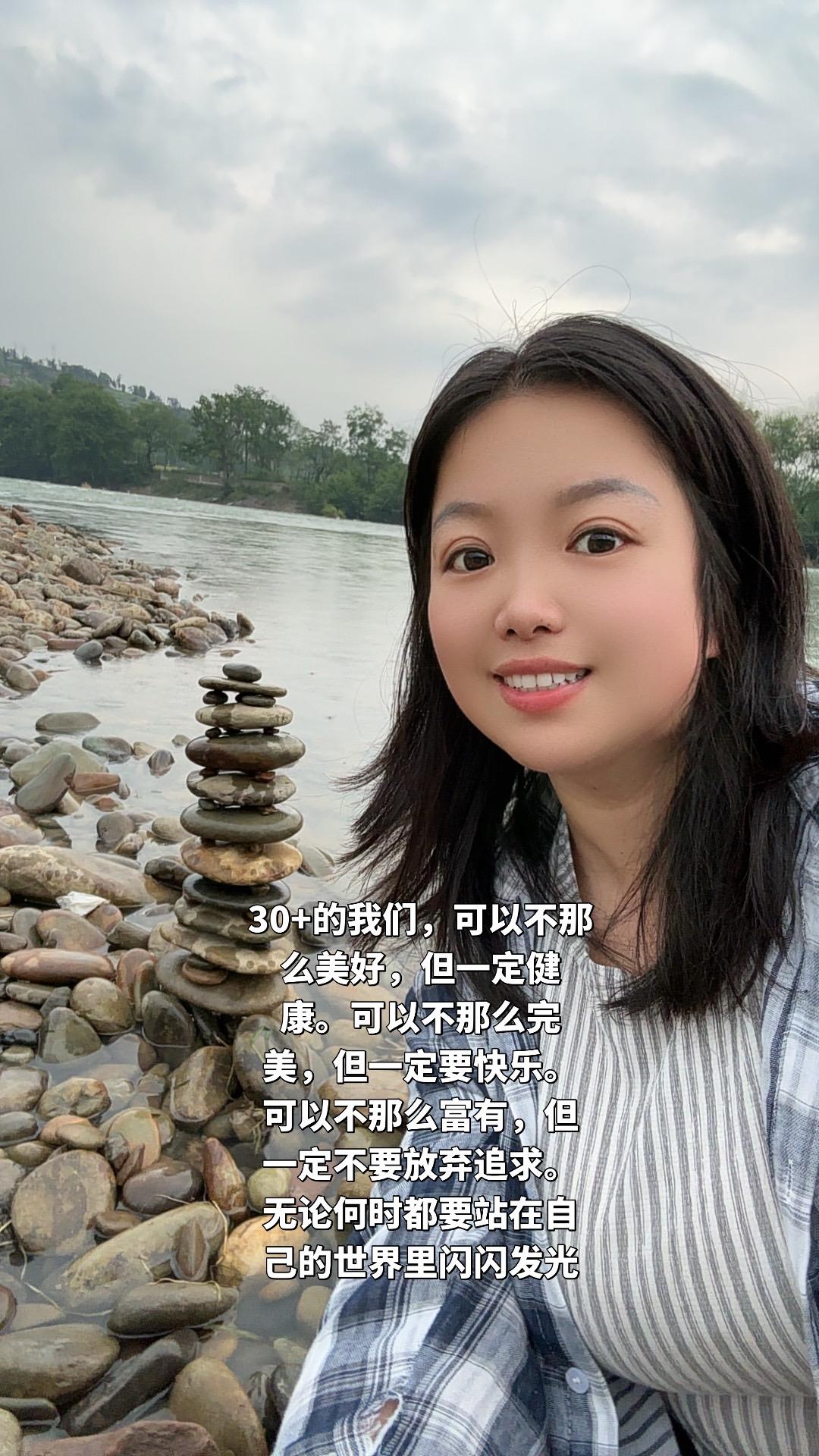 河边发呆 河边自拍 小溪边的我 生活的一半是山川湖海 坐在河边的石头上