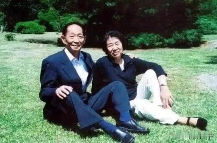 1982年正月初二，刚从海南育种赶回家的袁隆平，还没休整半天，妻子邓则突然倒地昏