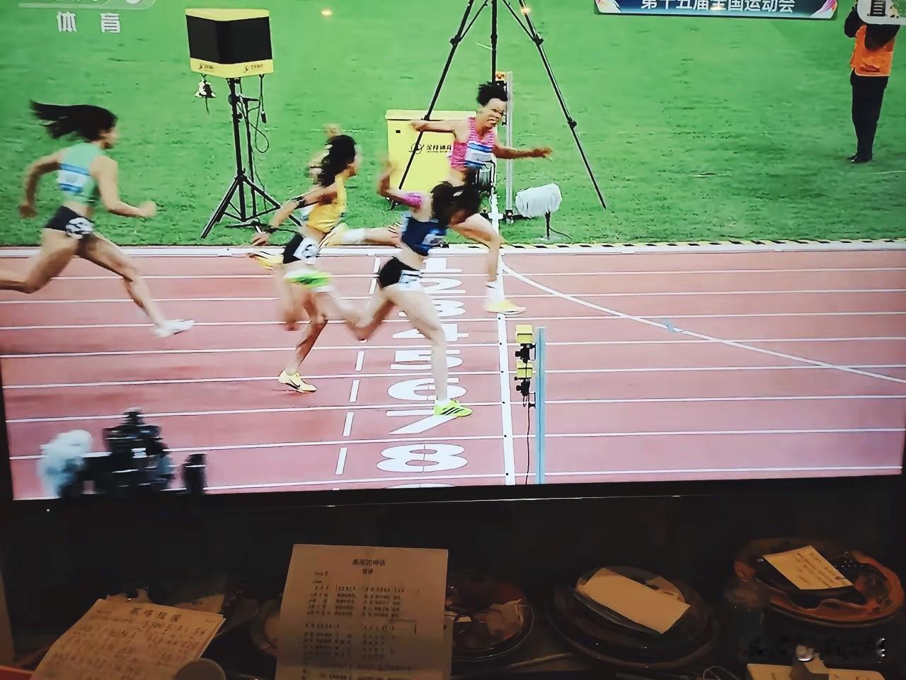 刘景阳在刚刚结束的第15届全运会女子100米栏的比赛中斩获冠军，并以12秒81的