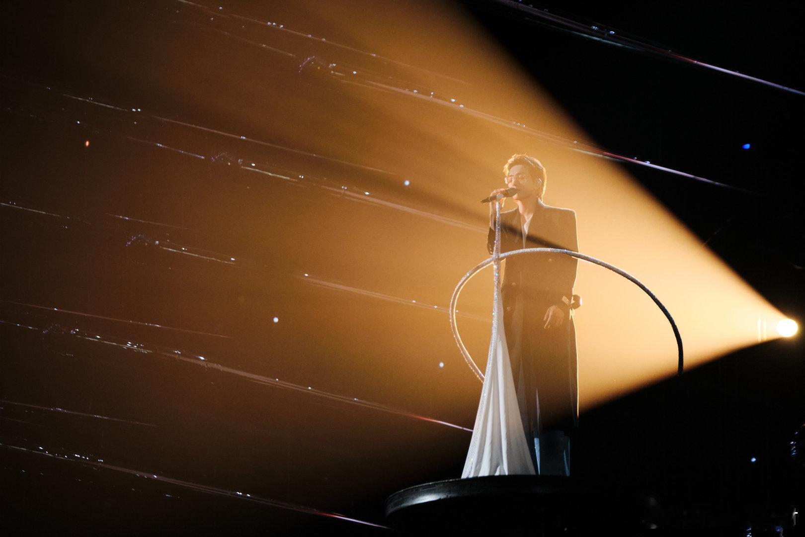 曾舜晞 孩子要啥就给他呗 戴眼镜的造型帅出新高度，清唱救场的实力，直接征服全场观