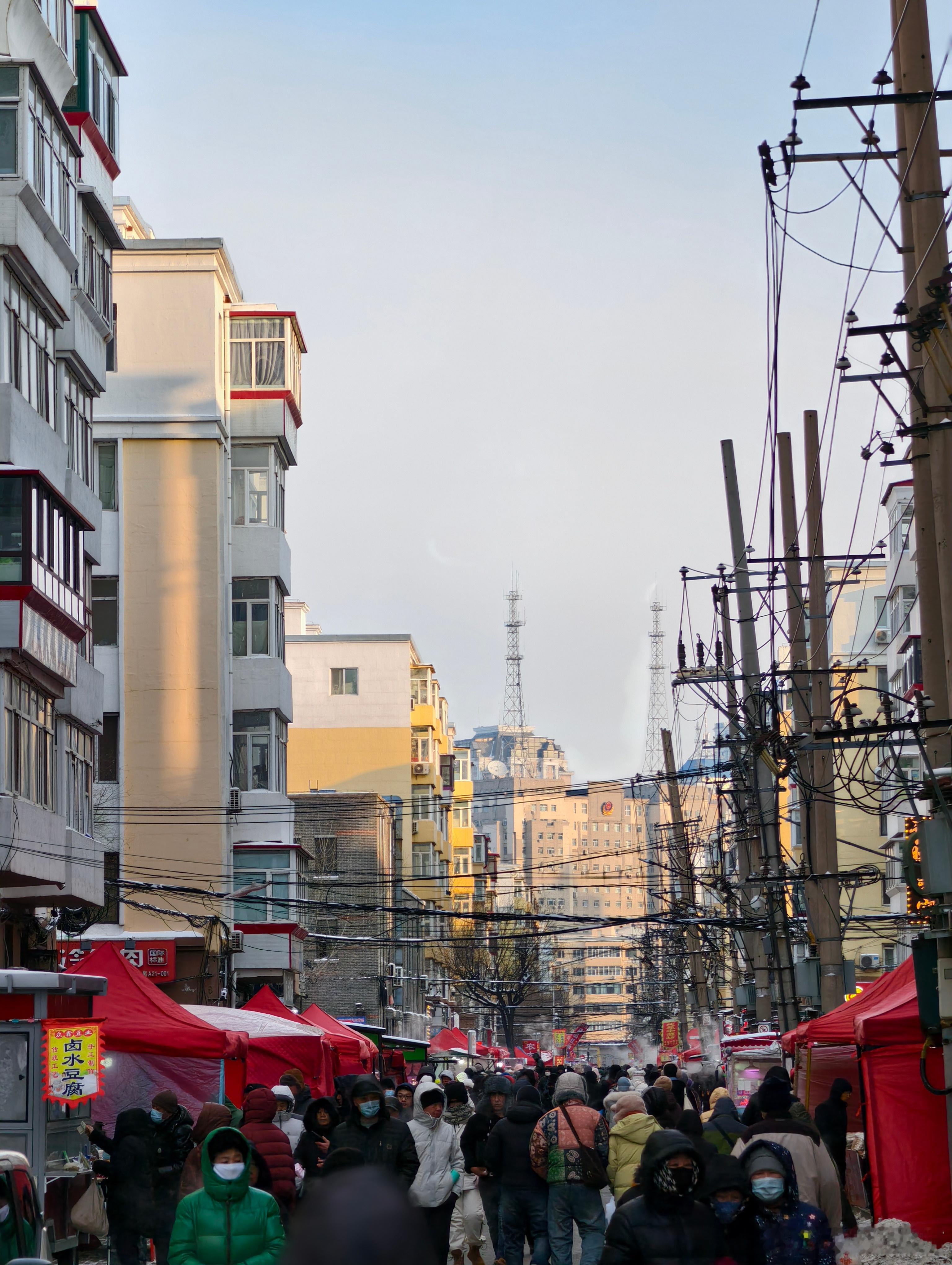 零下 24 度逛逛大东北的早市！居然有活鱼在卖。另外遇到了高贵的极氪9X手机摄影