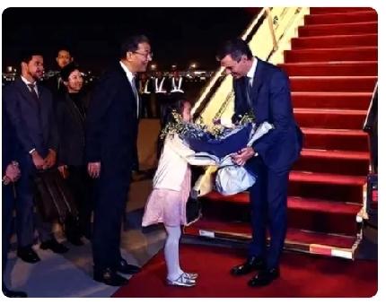 西班牙首相桑切斯又来啦！4月10日晚他抵达北京，这次访华时间是4月10日至11日