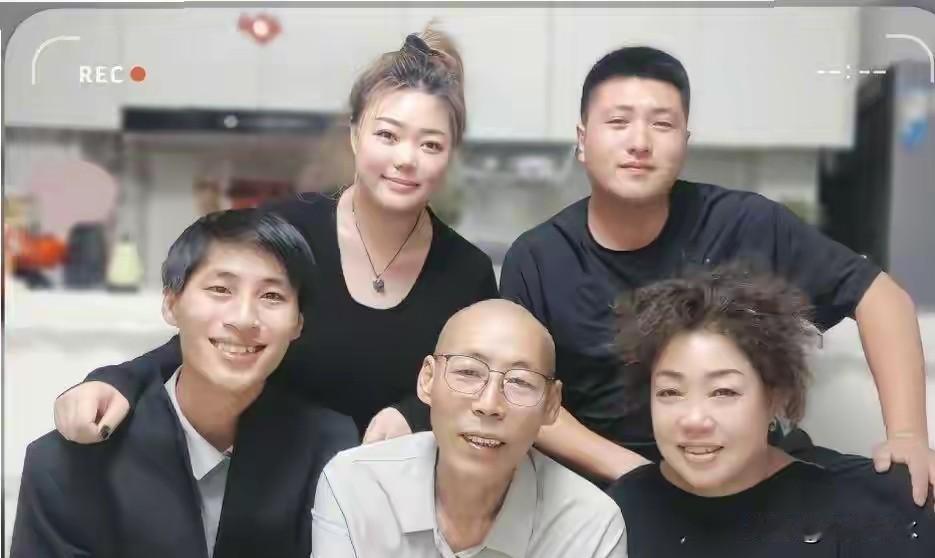张云鹏家这张迟到多年的全家福里有继母怕的东西

一张全家福，七个人笑得很自然。