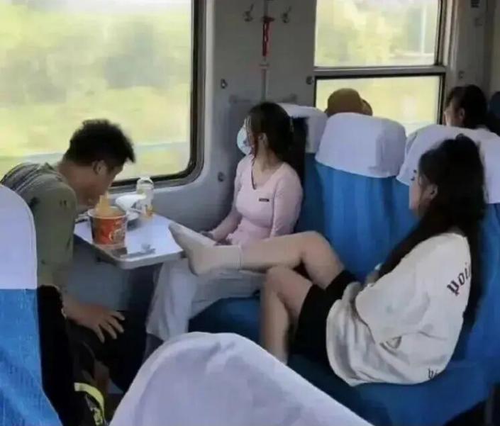 我想这个男生应该是饿急了，又或者是什么呢