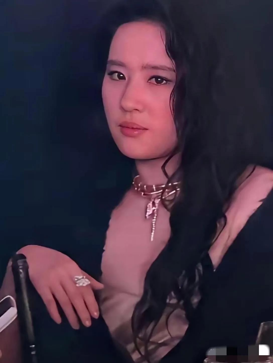 刘亦菲酒桌被拍：看上去身宽体胖，珠圆玉润，修眉丰颊，珠围翠绕；朱唇粉面，牙齿参差