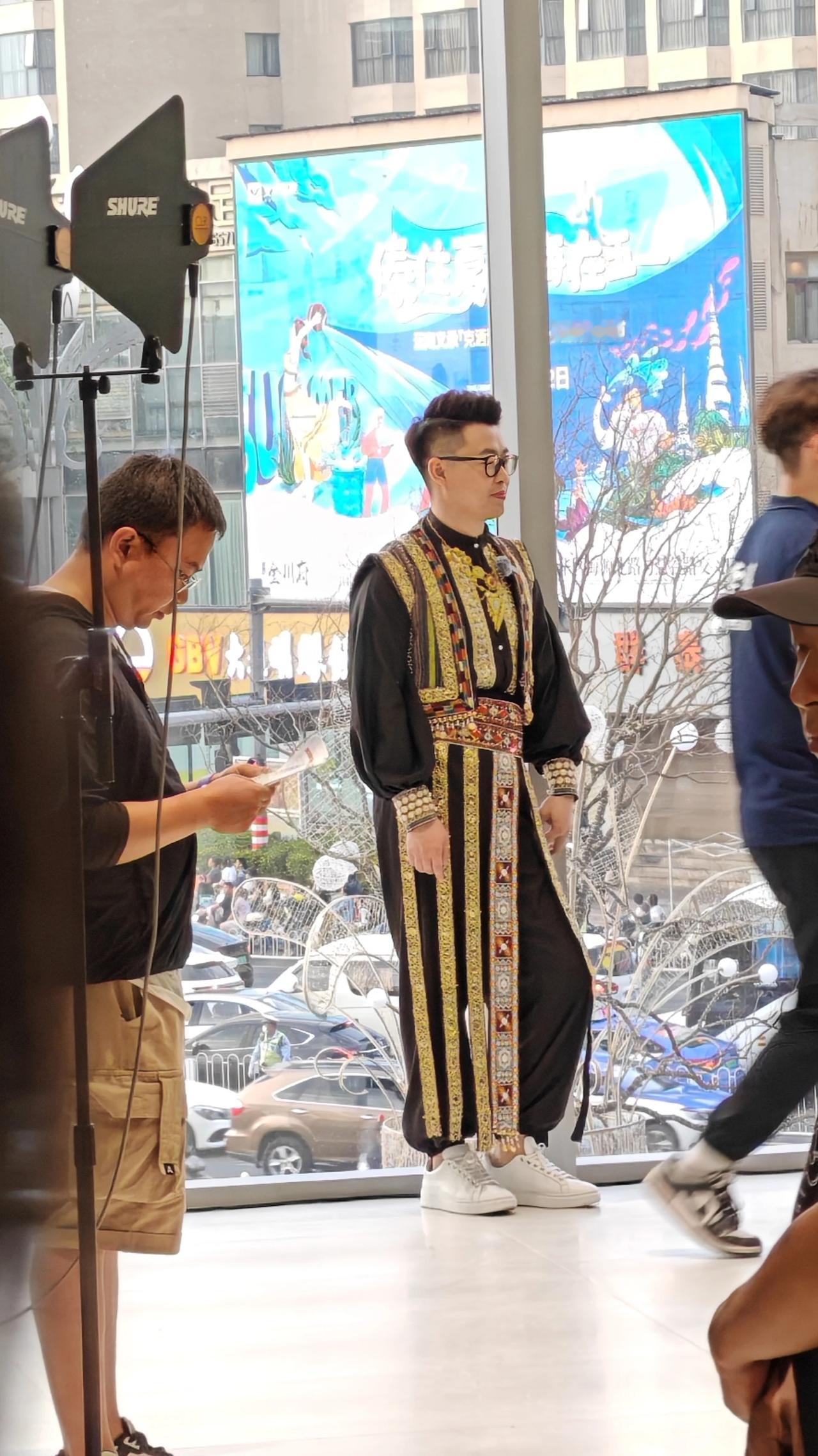荣耀姜海荣穿上了民族服饰，今晚的昆明万象城是真够热闹的。#荣耀LIFE#