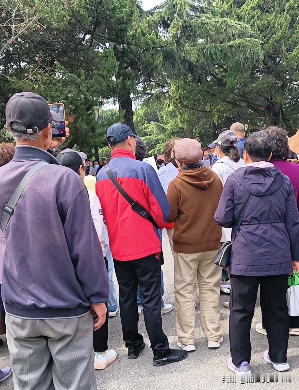 人生不一定要活得大富大贵，但一定要活得温暖且有趣；不一定活得美丽无比，但一定要活