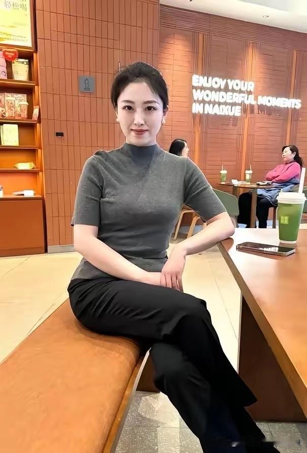 枣庄李主任
枣庄李主任这两天火了，其实之前就经常刷到她的视频，给人特别舒服的感觉