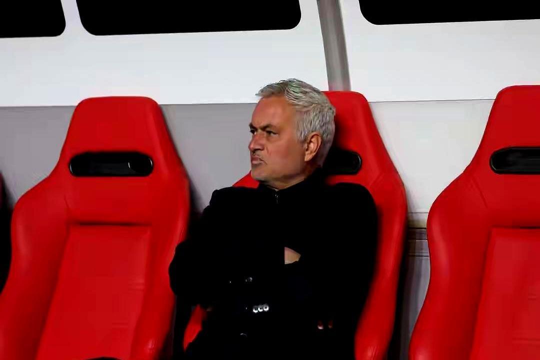 都说他不行了，结果他让整个欧洲都闭嘴了。
 
你以为穆里尼奥去土耳其是养老？错了