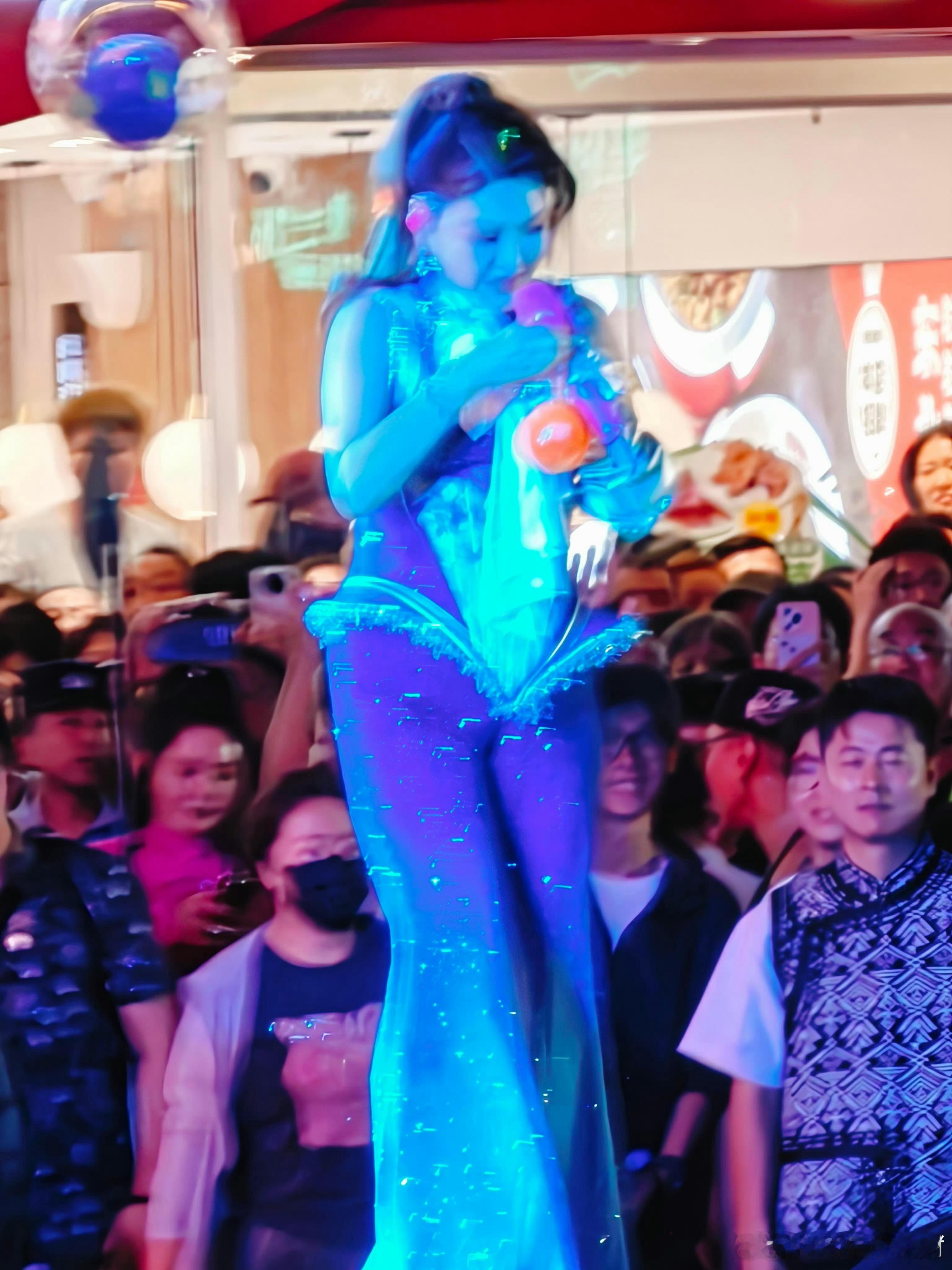 乌兰图雅人气爆棚了🪁无需刻意造势自带流量，内蒙古主场一开嗓，台下瞬间响起整齐合