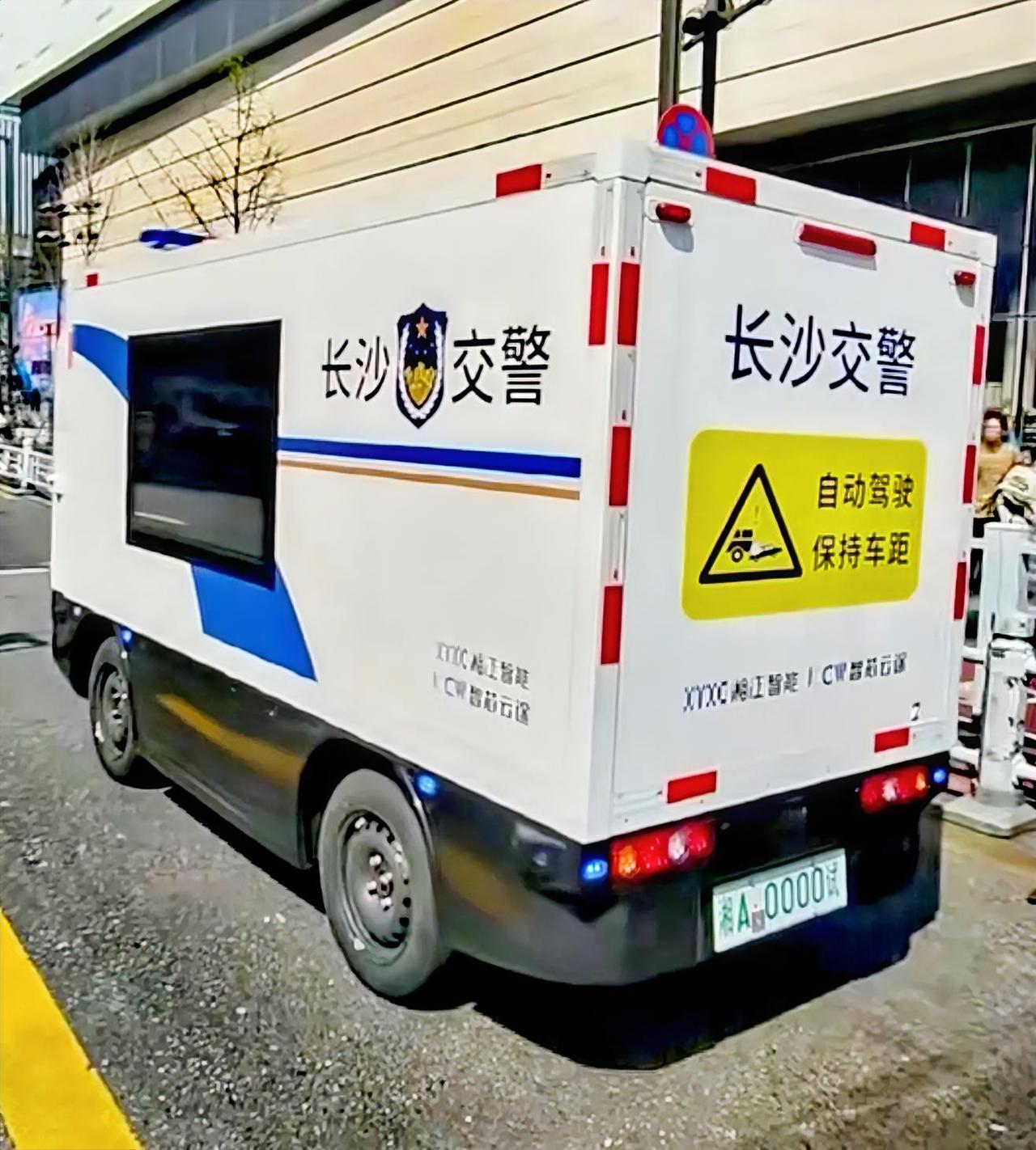 说句真实话，像城市里面也好，农村里也罢！无人驾驶车真不该有，真的会给社会造成了很