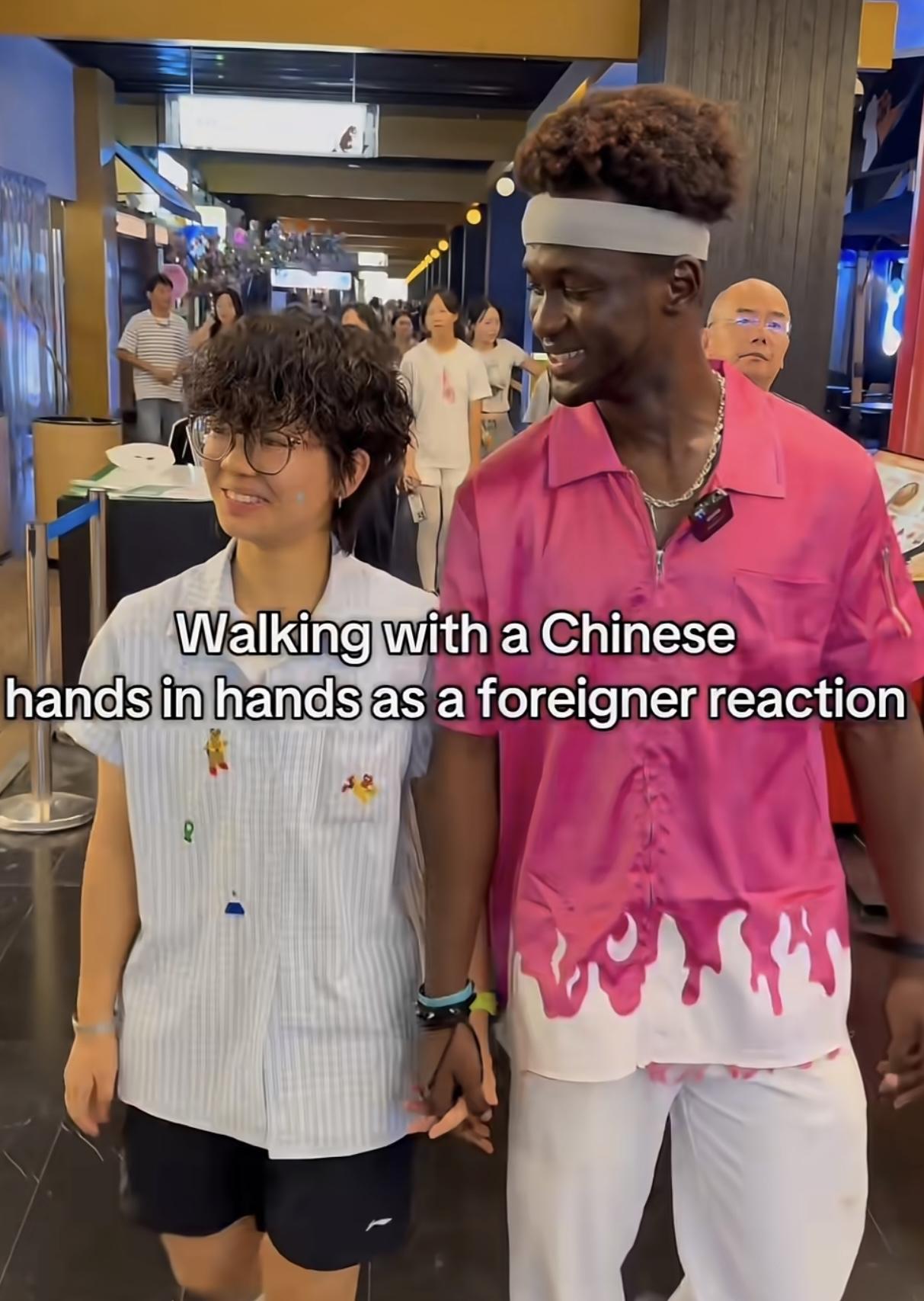坐标江西，这位非洲老铁学了一招反客为主，为了拍下其他人的反应，故意当众牵着中国女