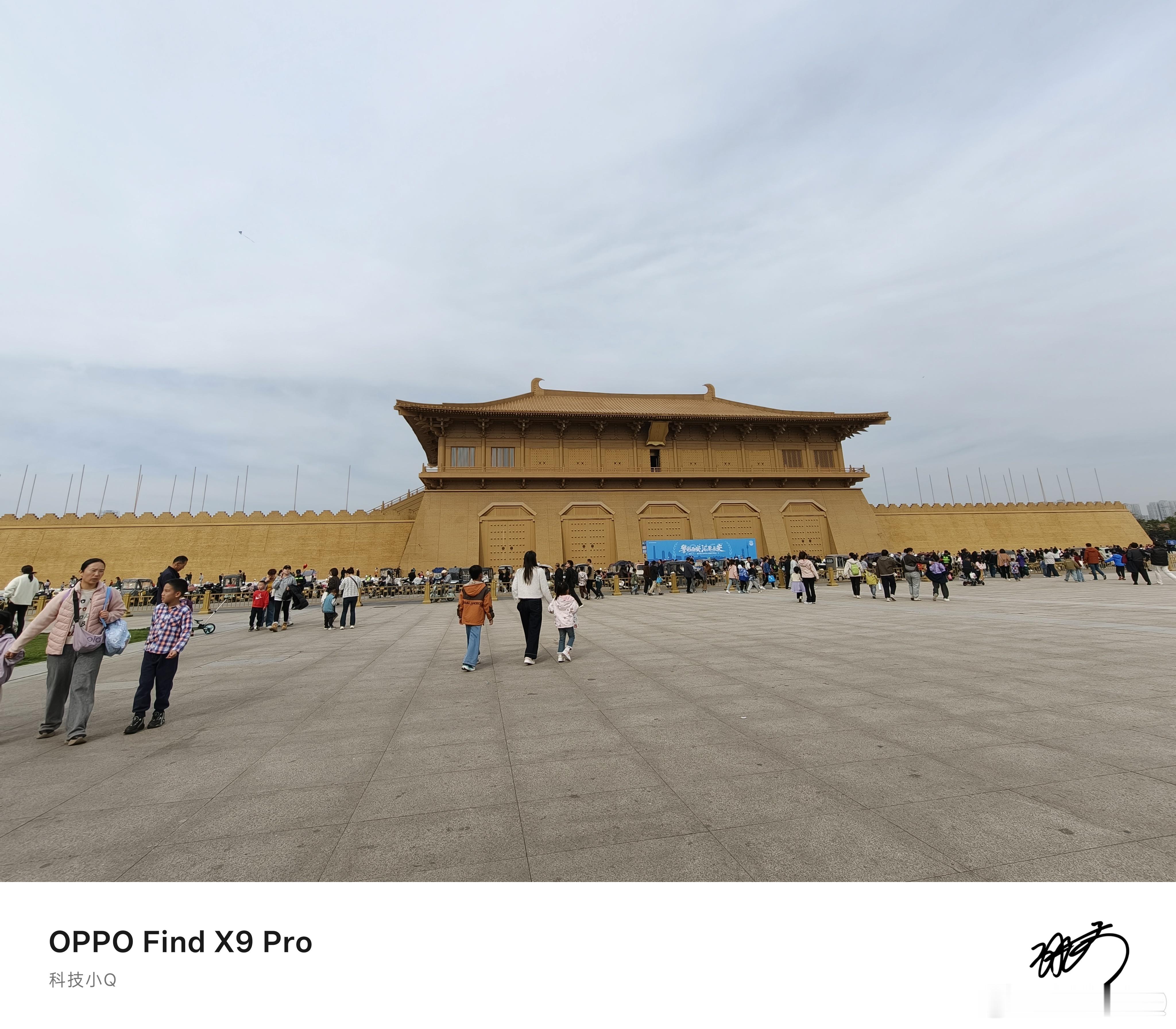 西安火车站打死都没想到，一场活动把停车场干满了！这时候大家都不关心停车费贵不贵了