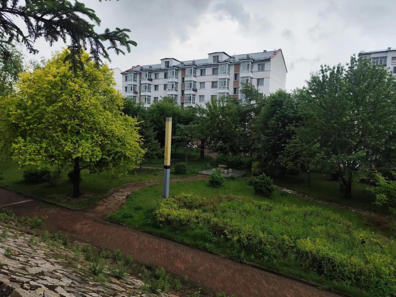 我欠夕阳一首诗
张红
今天下了几场阵雨
雨过天晴西边那抹红晕掩映
夕阳绕开山的帷