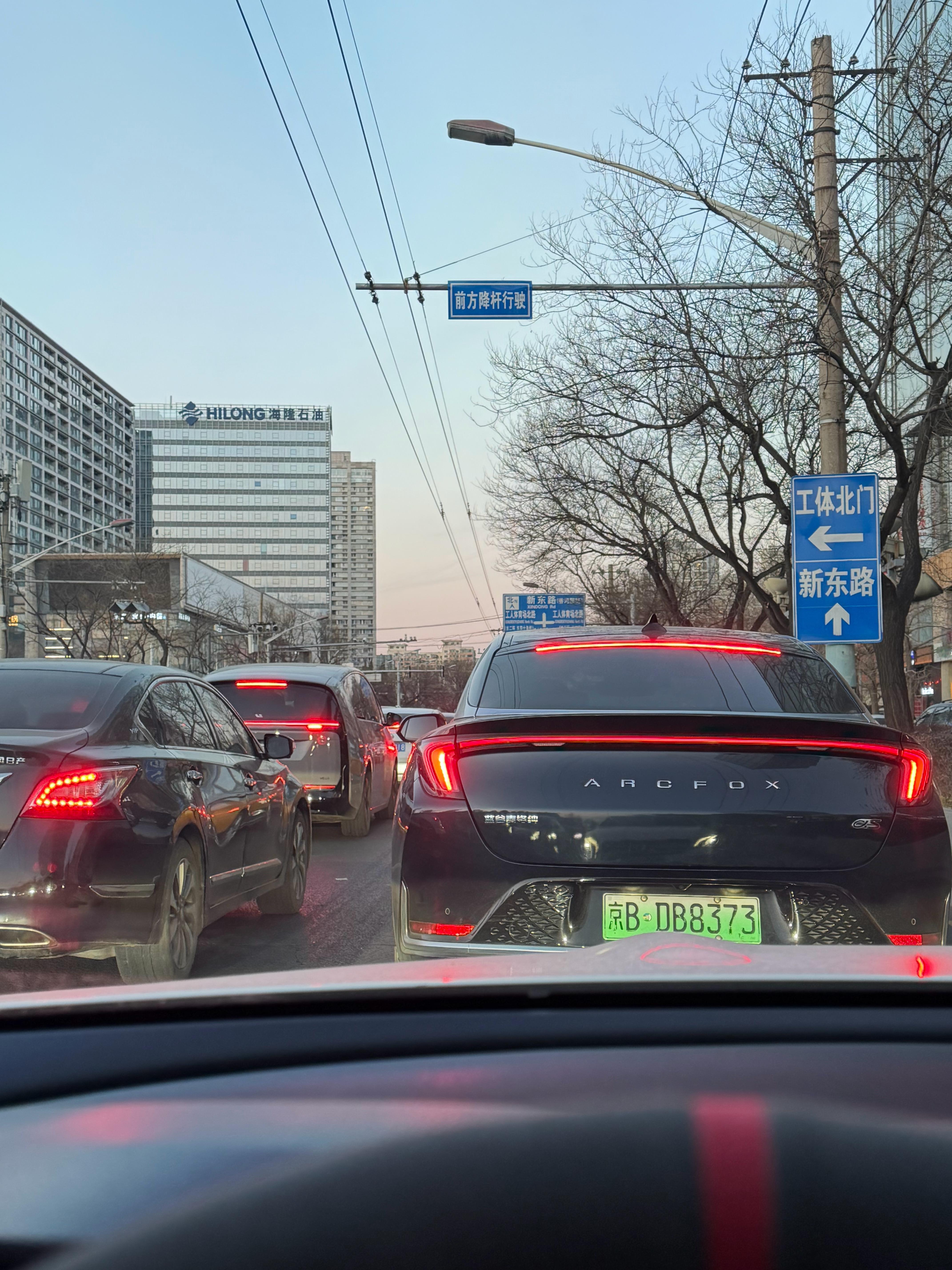 三里屯再多大白腿也跟我关系不大八百年不来一次，但却享受着这里的堵车这路口没三四轮