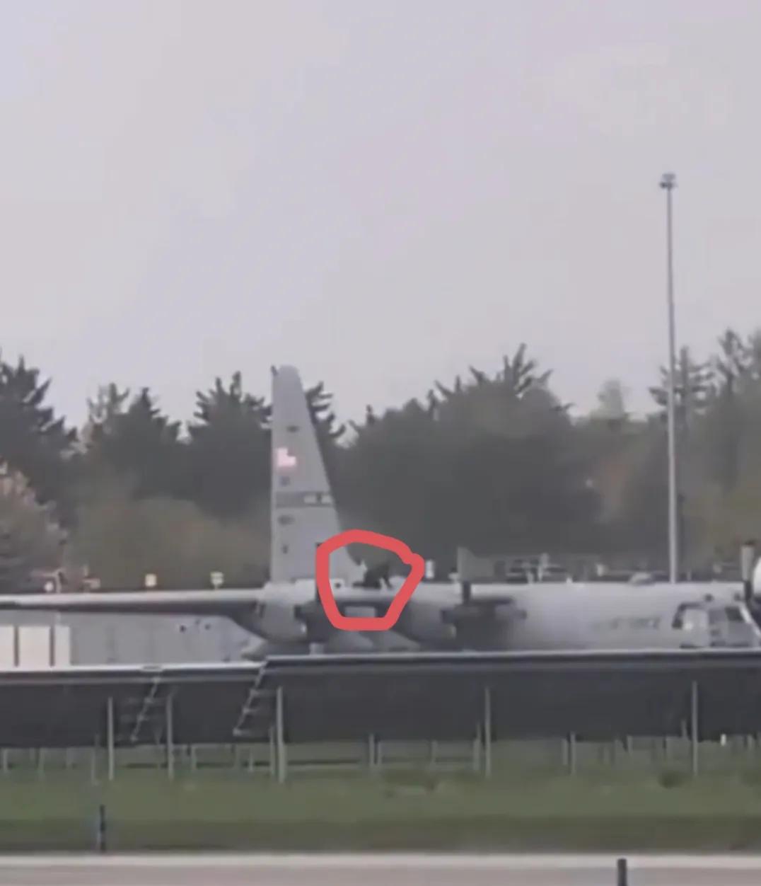 爱尔兰克莱尔郡香农机场（Shannon Airport），一名男子进入机场禁区，