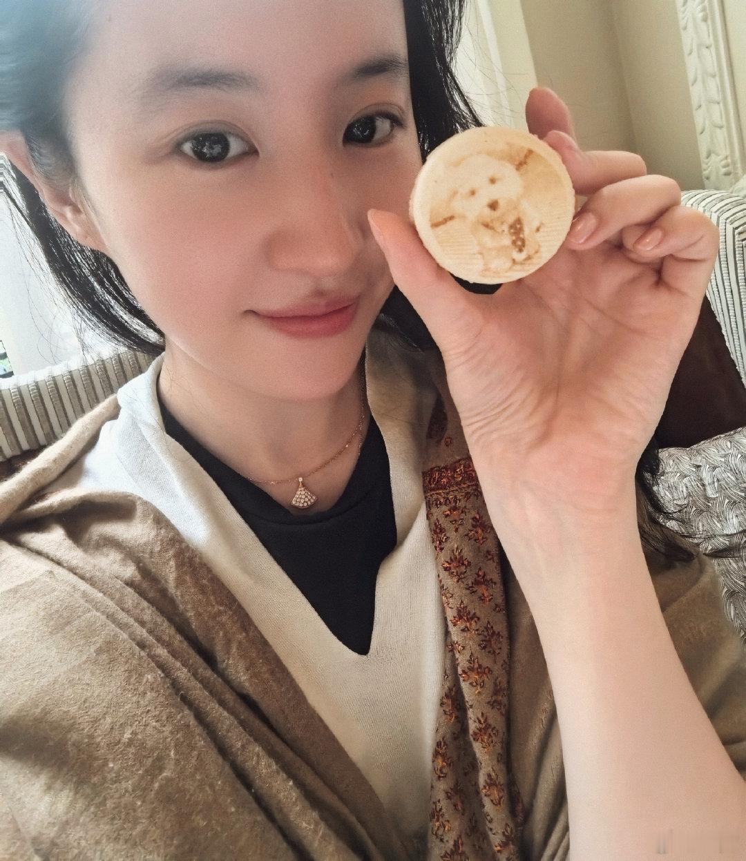 刘亦菲晒波兰随拍隔着屏幕都能感受到刘亦菲在波兰旅行时惬意的心情，松弛的氛围感搭配