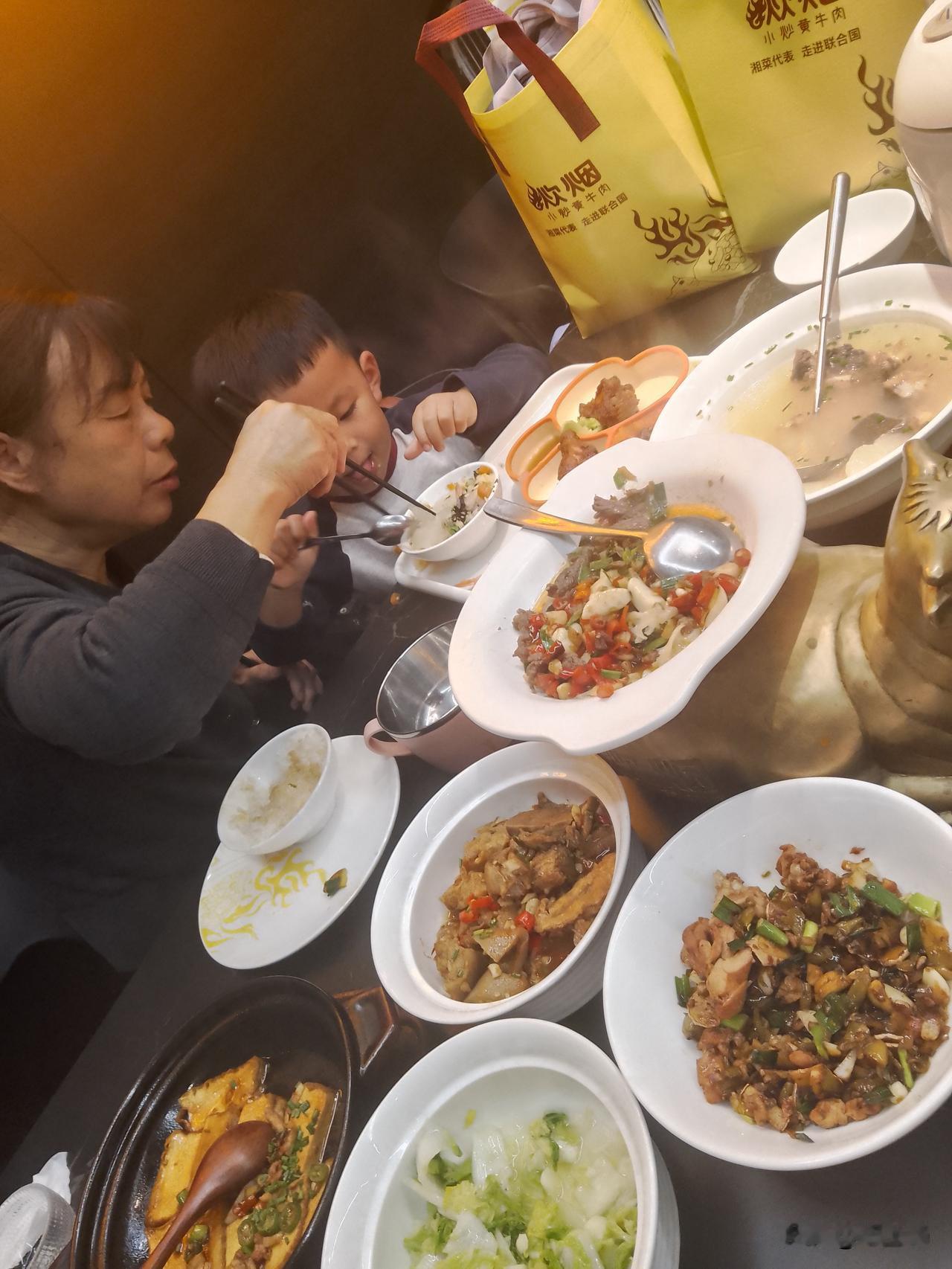 这等独特、实惠、便宜，怪不得长沙火爆出奇，成为网红打卡之地

儿子带我们上电梯，