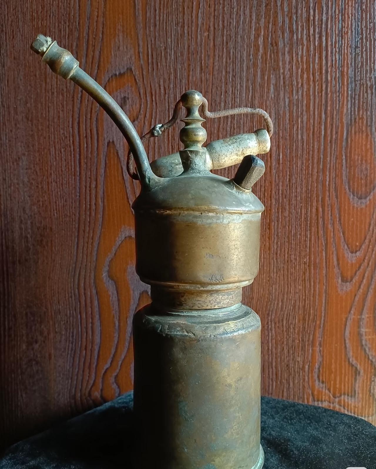 翻出个怪东西，谁见过？
 
家人们谁懂啊！我翻出个老物件，圆滚滚的肚子，上面还有