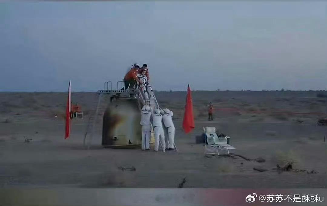 退伍老兵在神舟着陆场看哭了神舟凯旋时刻令人动容，退伍老兵望着航天健儿热泪盈眶。一