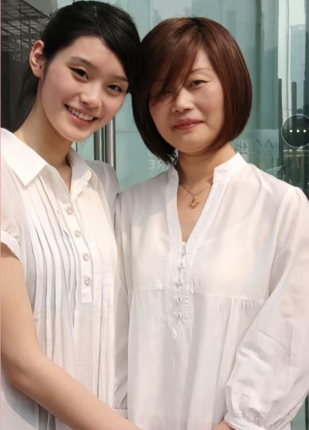 19岁的奚梦瑶和妈妈的合影，19岁的奚梦瑶看起来真的是满满的青春活力感，看着都有