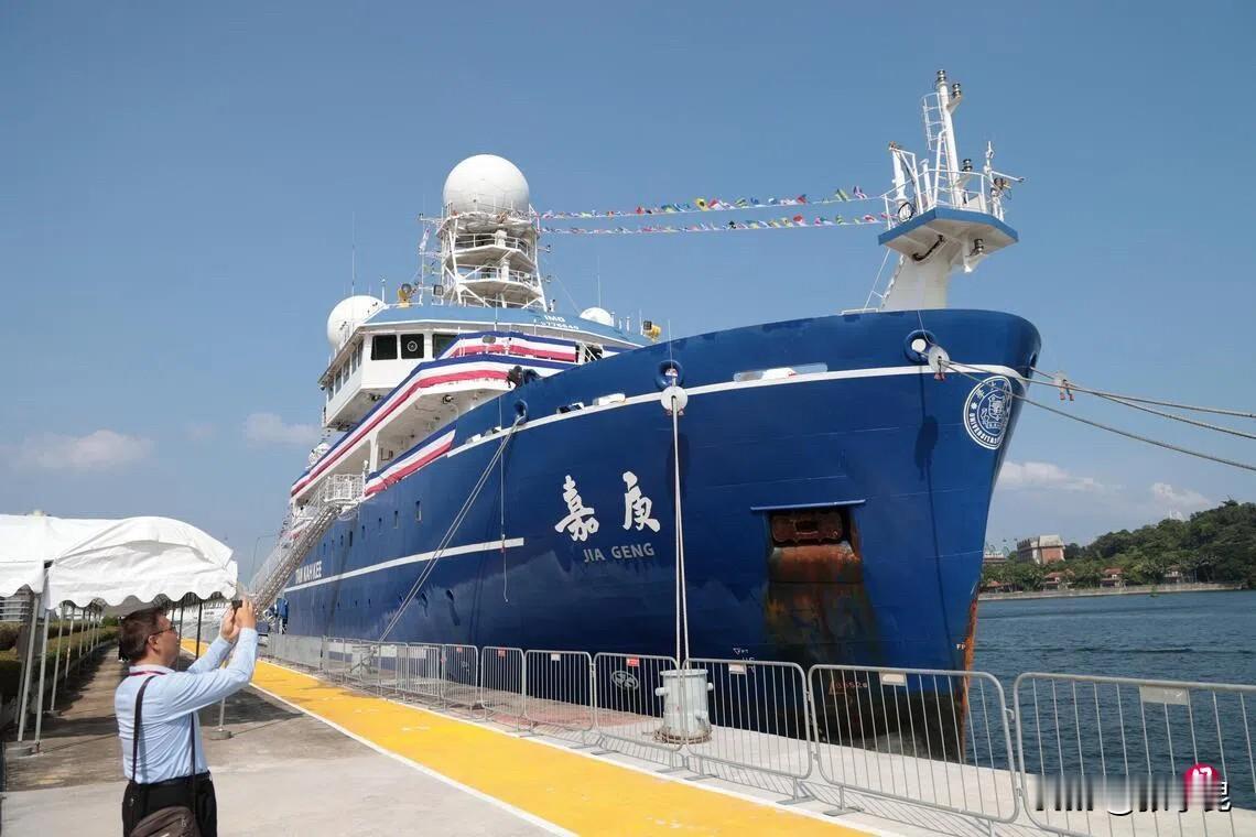 联合早报今天（5月5日）报道：“菲律宾海岸警卫队星期天称，四艘中国科考船在菲律宾