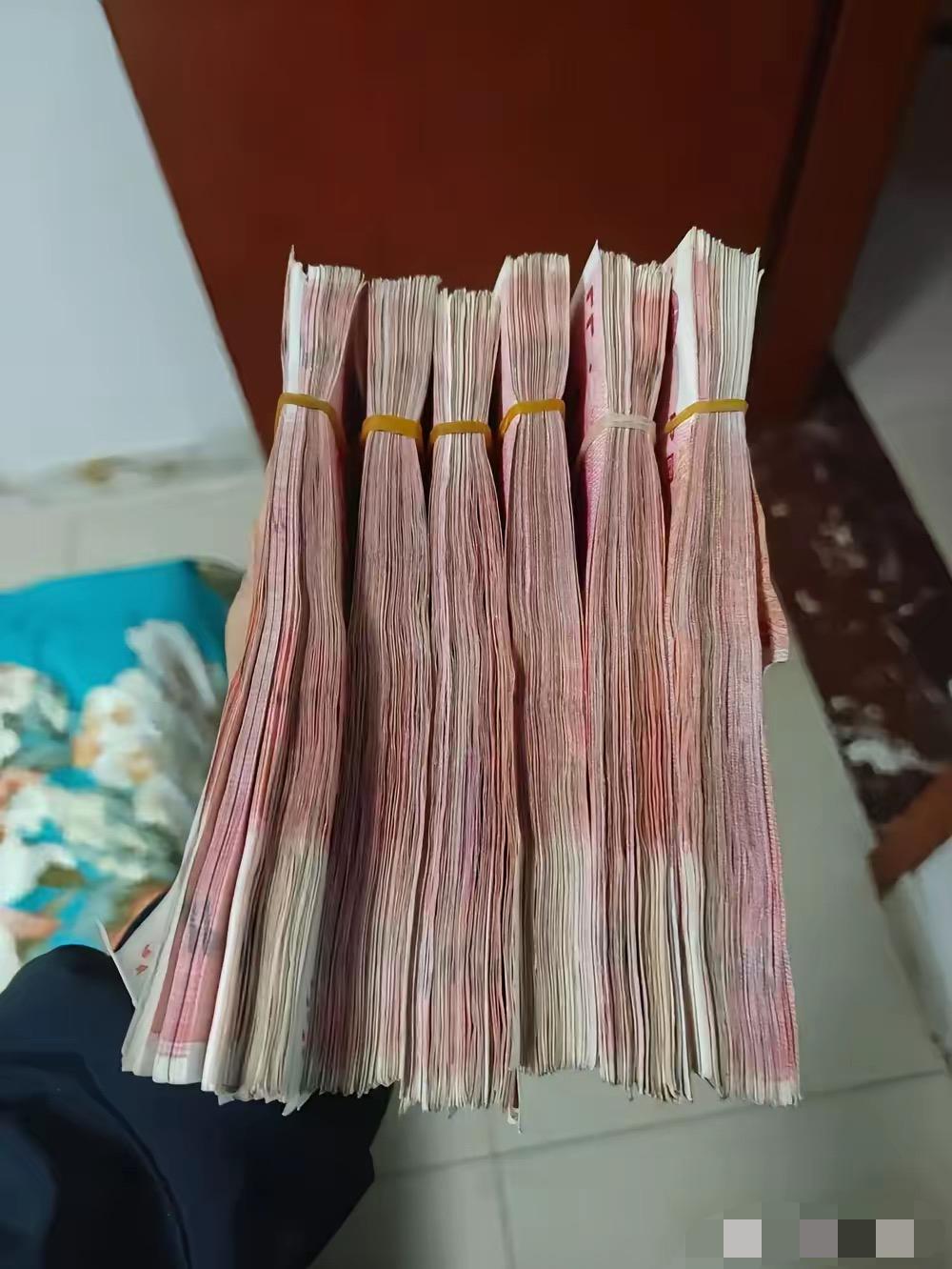 昨晚，婆婆神神秘秘地把我拉进她房间，再往我手里塞了6万块钱，接着反复嘱咐我，千万