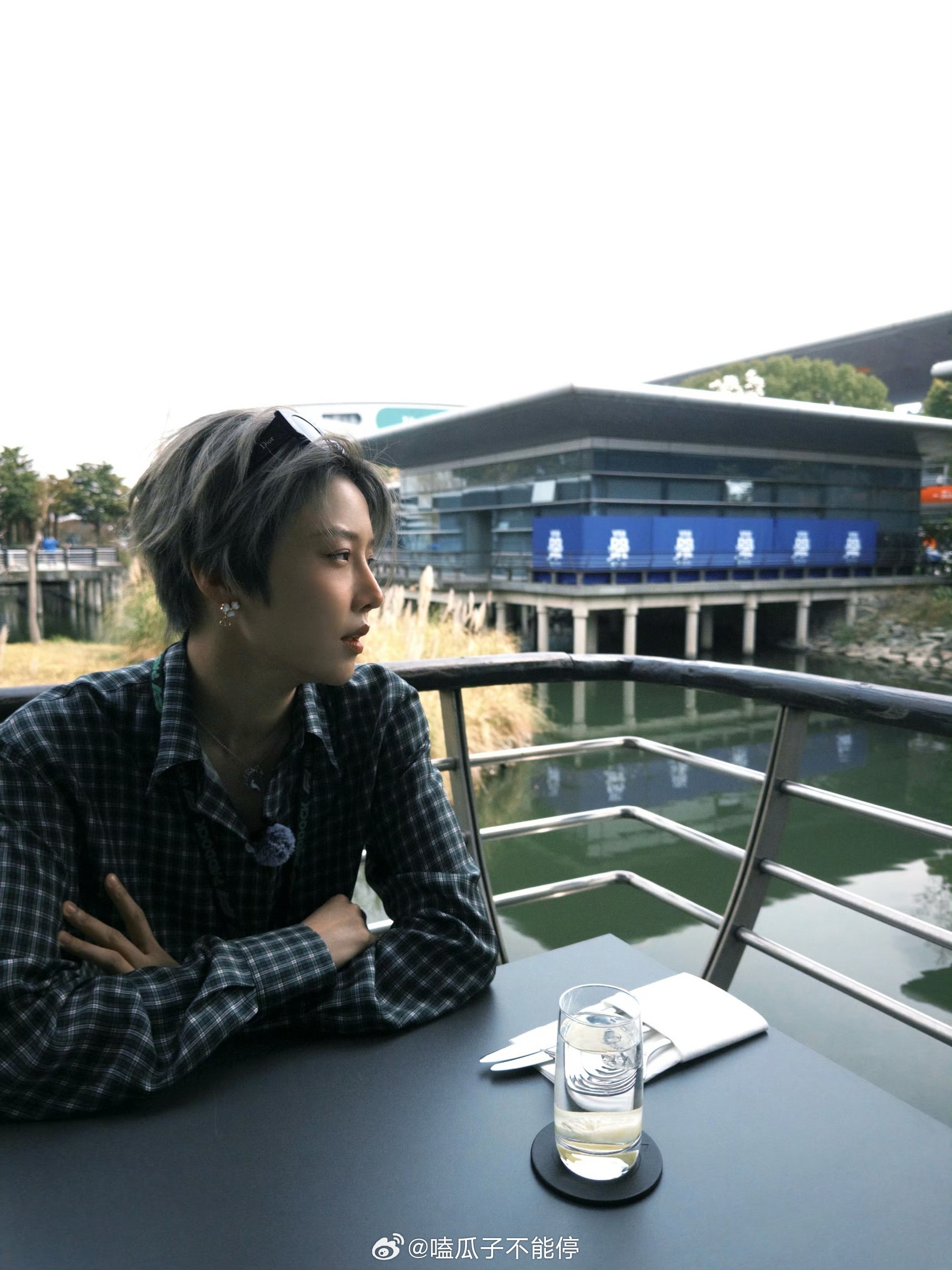 刘雨昕f1活动官方出图啦，她的风格和赛场非常适配酷飒帅 