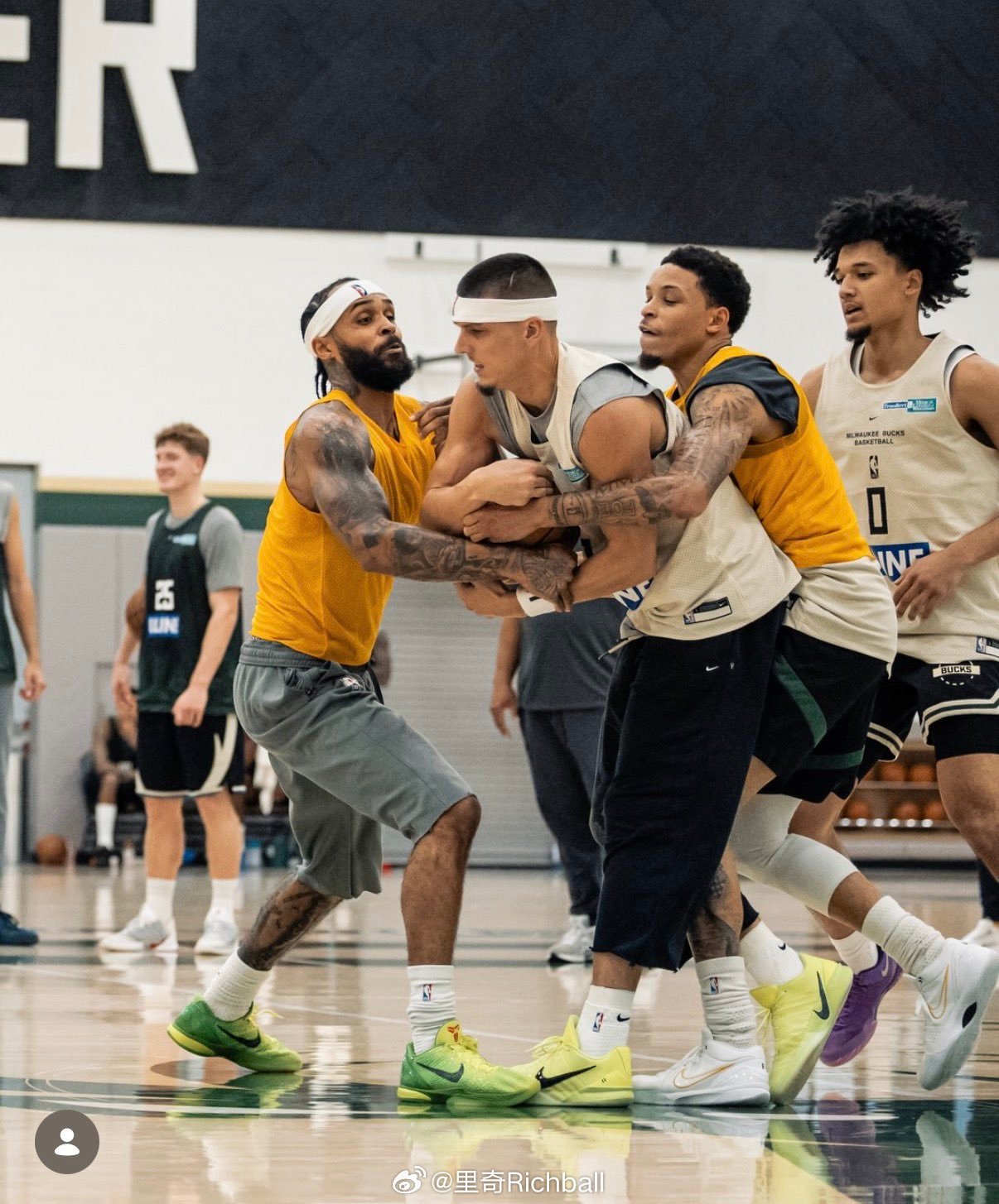 希罗在雄鹿训练营遇到的防守压力有点大啊[笑cry]nba ​​​