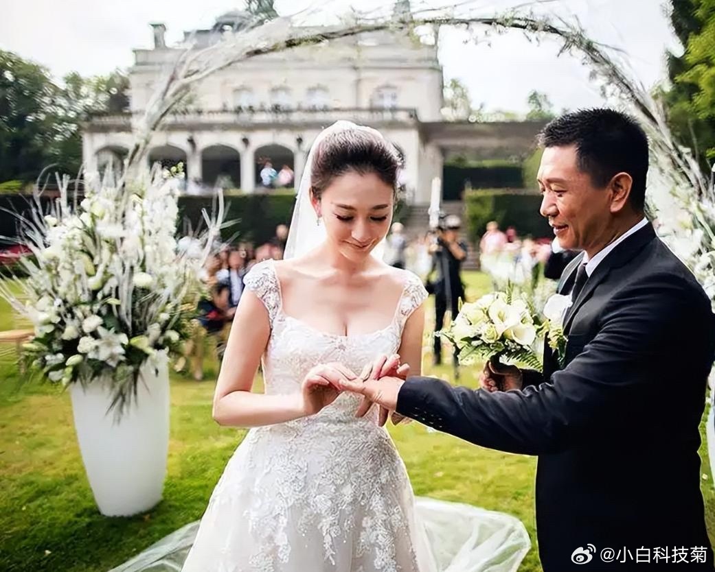 这离婚，有点高调啊[并不简单]李小冉离婚李小冉老公被执行2111万李小冉结婚超十