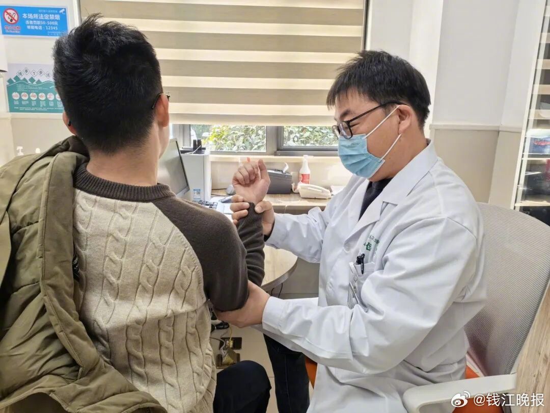 【#老婆迷上短剧男主老公模仿关节脱臼#】#50多岁女子学短剧女主走猫步摔骨折# 