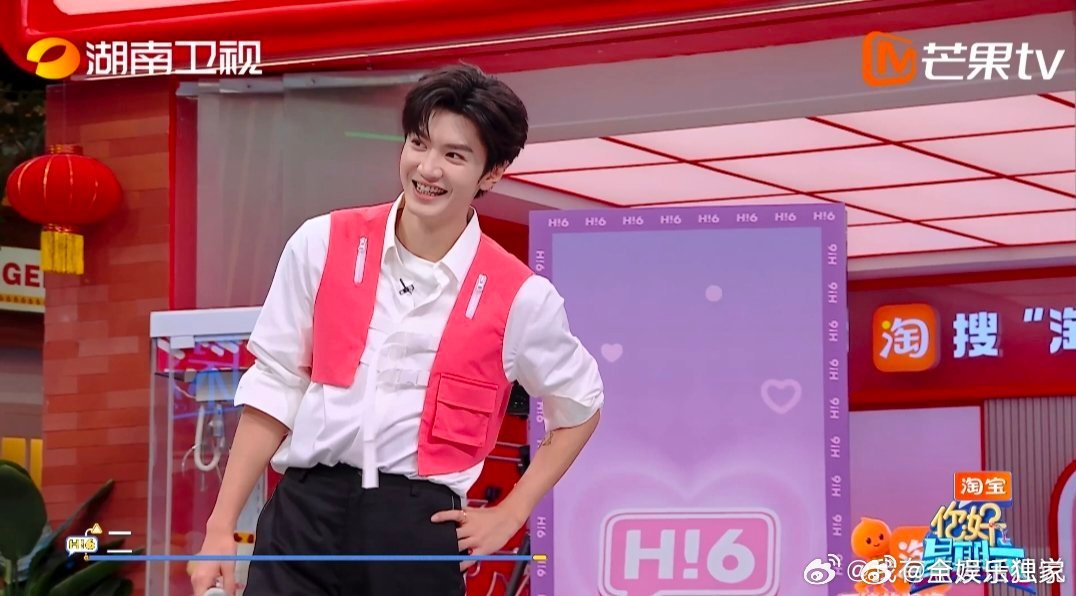 翟潇闻不语只是一味地捡球恐怖箱挑战最让我印象深的就是翟潇闻，害怕但不摆烂，紧张但