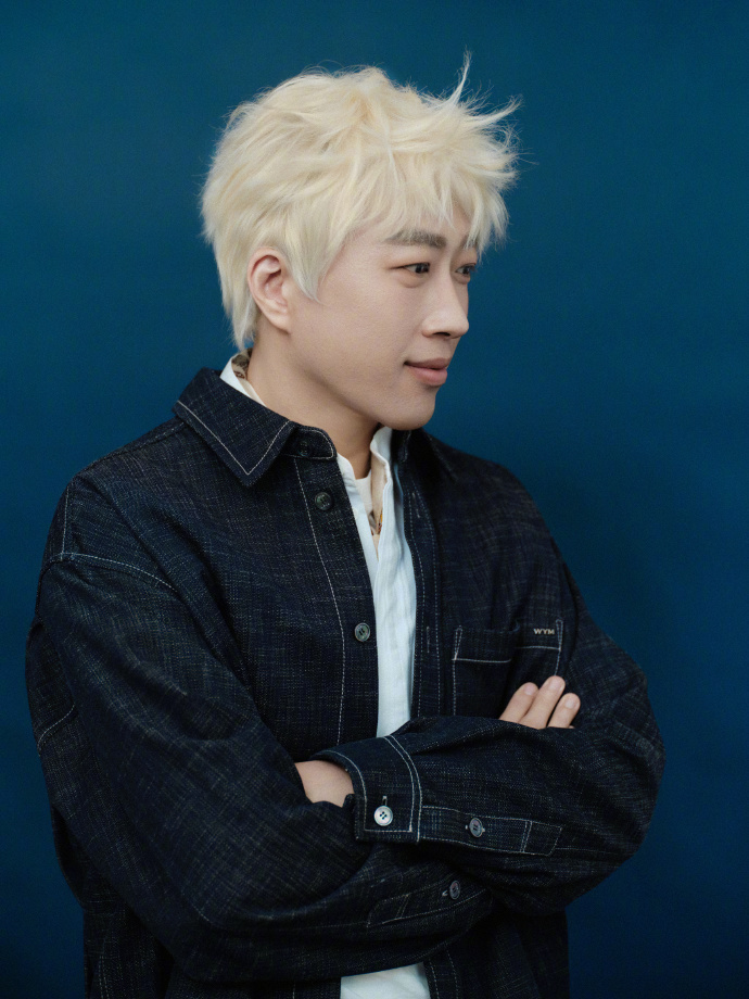 于正满48减18于正嫩回18岁于正48岁状态 于正满48减18，金发牛仔套装造型