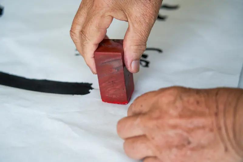 但最绝的下联，竟是这句——
“真真假假是真章”！