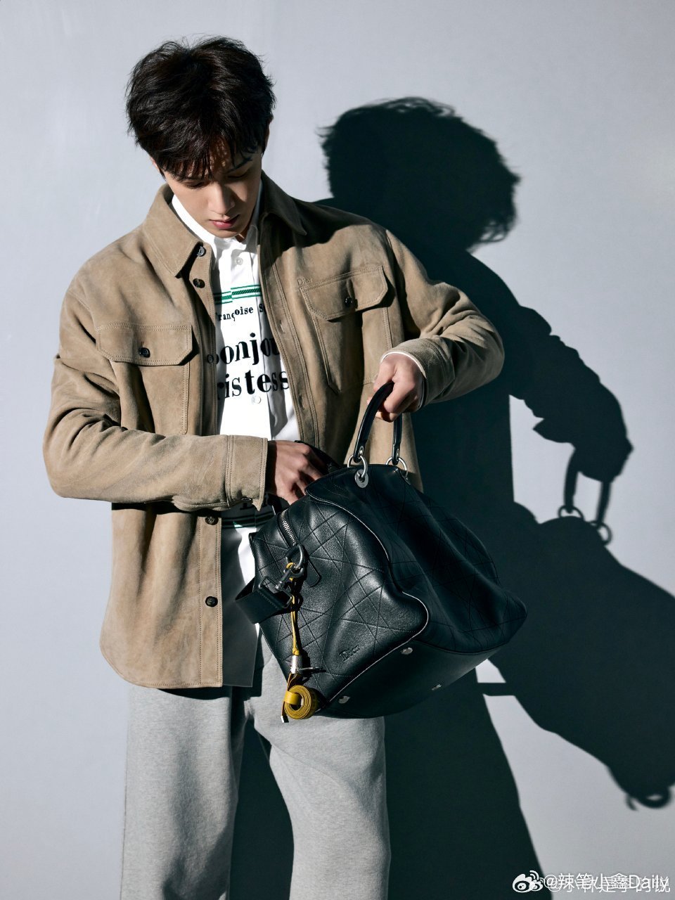 李昀锐出发前往巴黎时装周，受邀参加Dior 2026秋冬女装秀场，未官宣titl