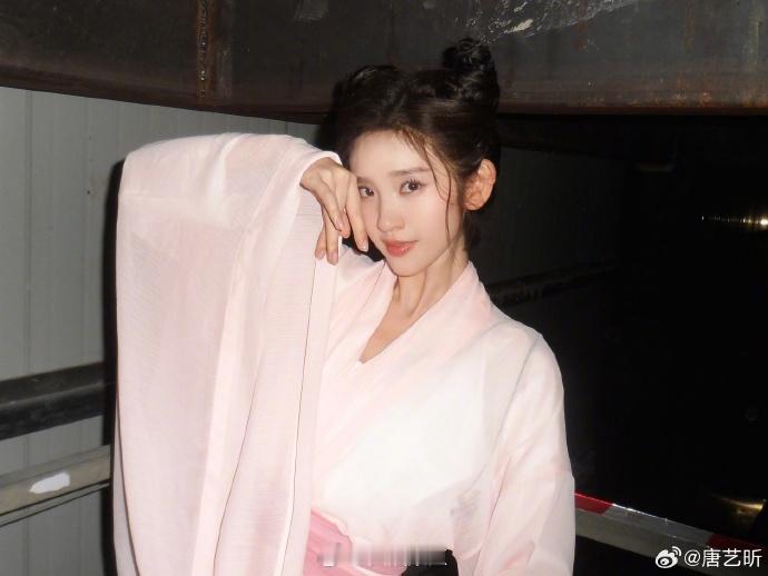 唐艺昕今天是牛角包唐艺昕田灵儿妆造 软乎乎牛角包配古装绝配！唐艺昕田灵儿限时营业