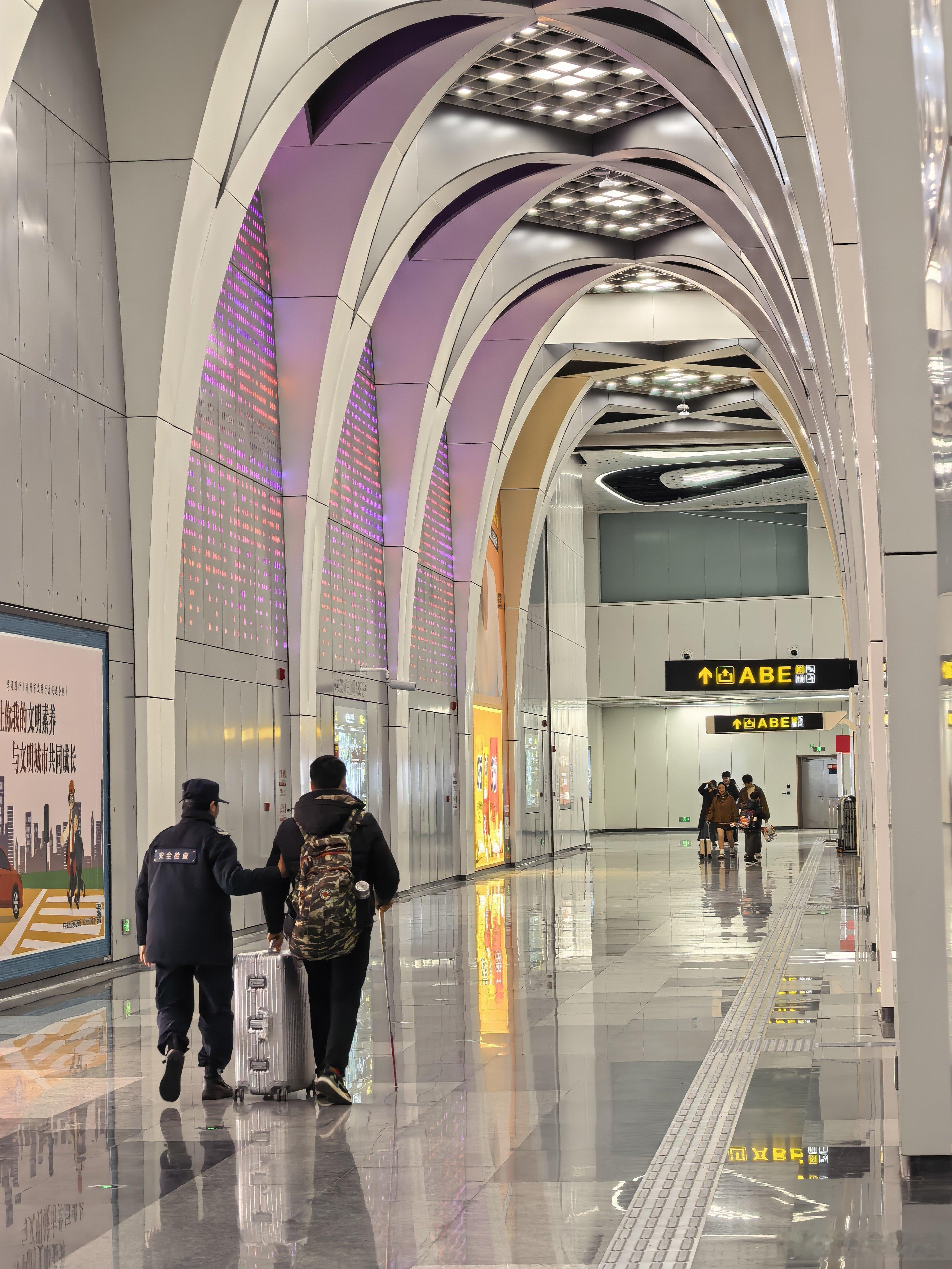 看到地铁工作人员扶盲人进出站很有爱这在美国会发生吗？ 