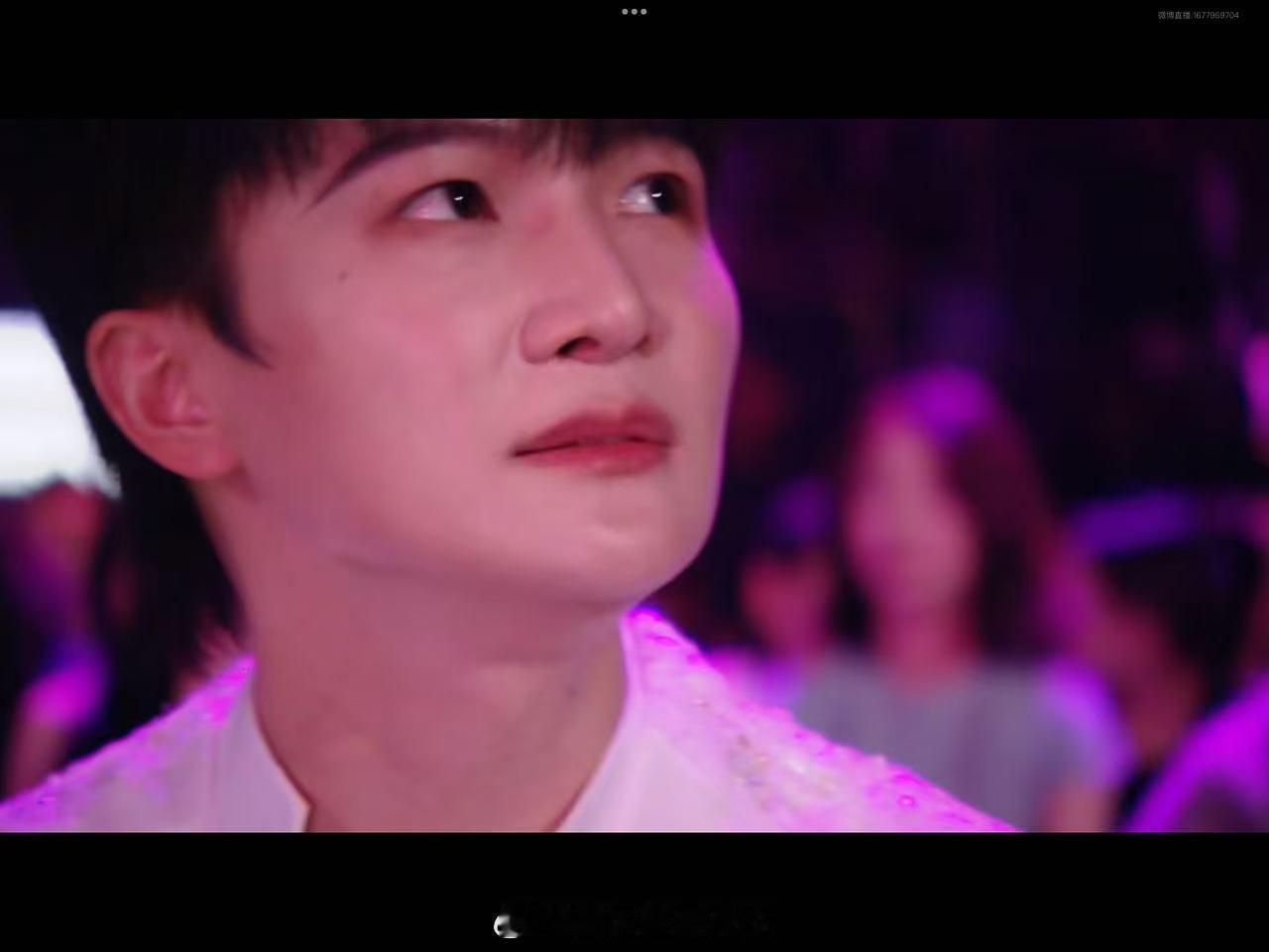 摄像大哥一顿蛄蛹努力拍周深 微博之夜上，摄像大哥为了拍周深，那是相当努力啊，一顿