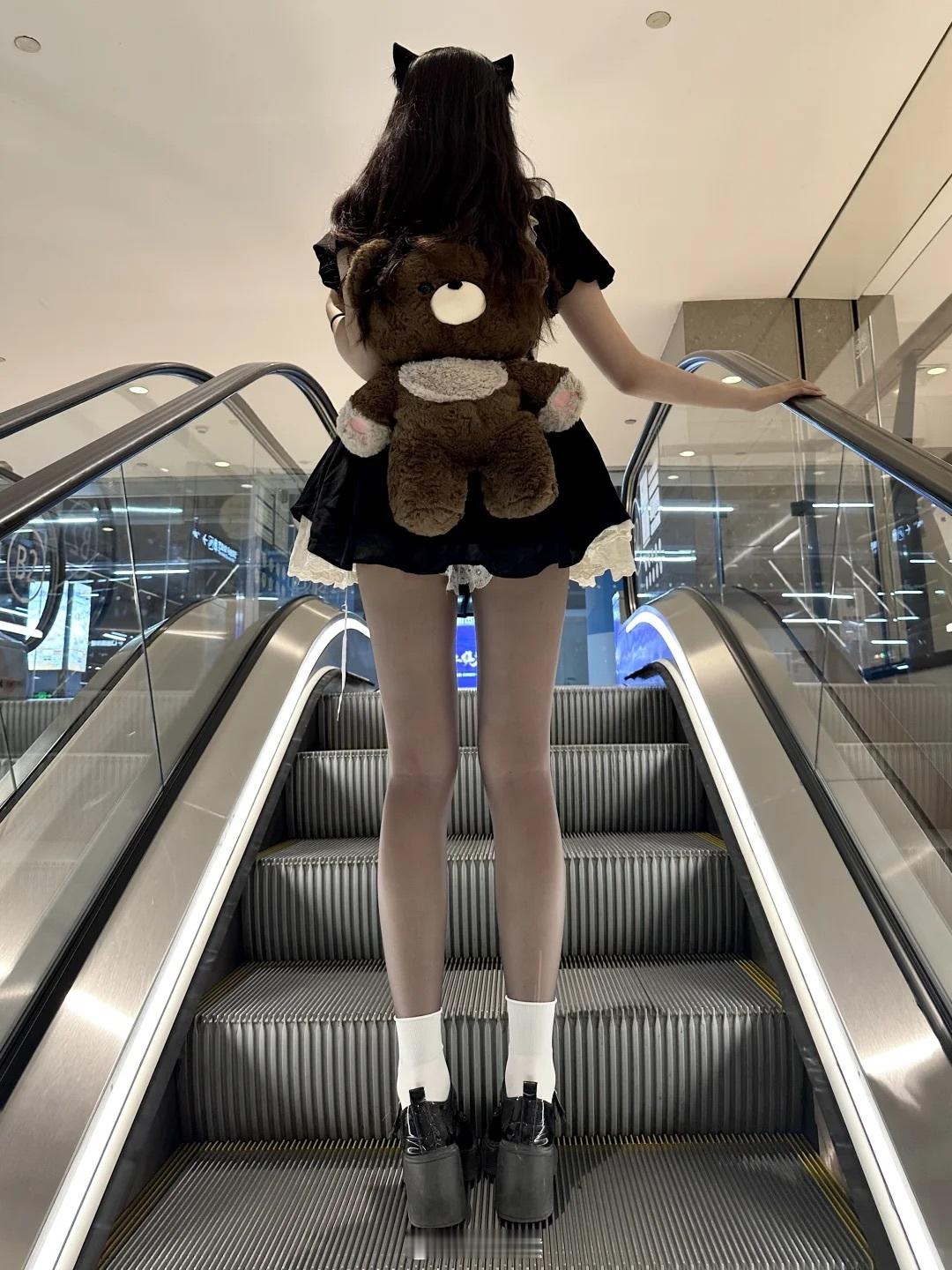 闺蜜这身材，走到哪估计也是一道风景线😂  ​​​