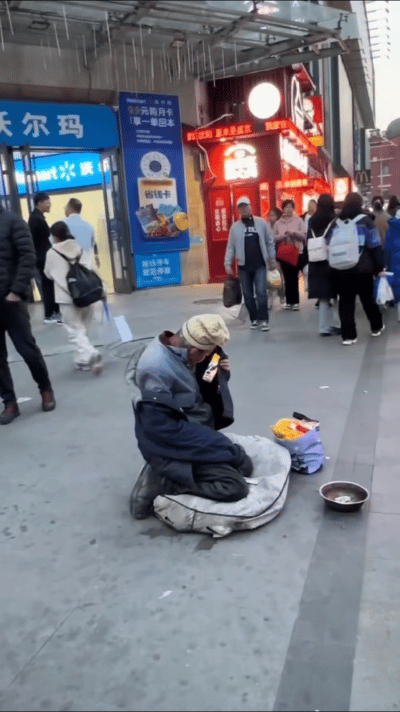 看吧，只要是上班，不管什么工作都会有人摸鱼！街上这位大爷一边乞讨生活  一边享受