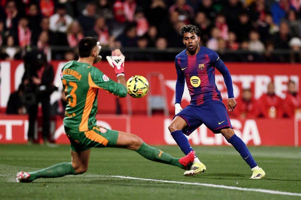 “皇马球迷，过年了”。西甲第24轮，巴萨1-2遭赫罗纳逆转。巴萨结束10轮领跑，