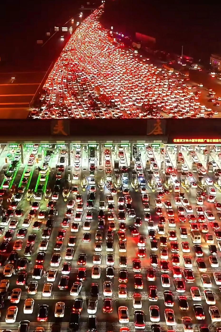 年底了，满心盼着回家过年。安徽滁州高速曹庄收费站又堵车了，这堵车情况实在令人无语