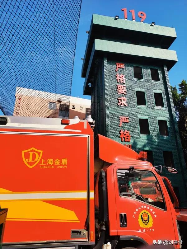 消防发明“破门神器”获国家专利 消防“破门神器”获国家专利
上海浦东消防发明的“