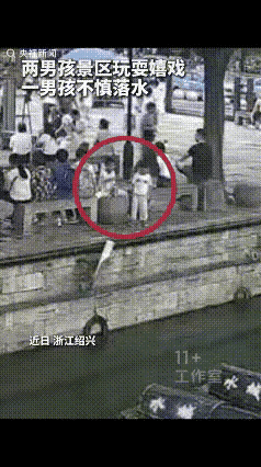 “火到央视了！”浙江绍兴，男子正陪着爱人和小孙女在鲁迅故里的游船码头散步，突然，