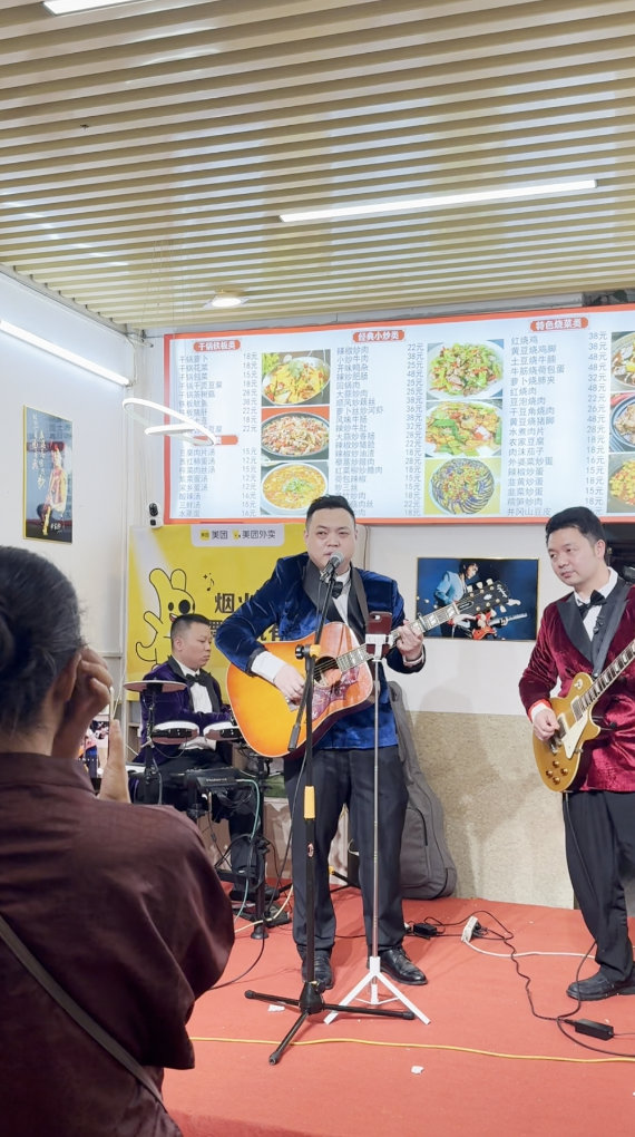 52平江西小炒店藏着一支厨师乐队市井烟火藏热血，锅铲与吉他碰撞出最动人的生活模样